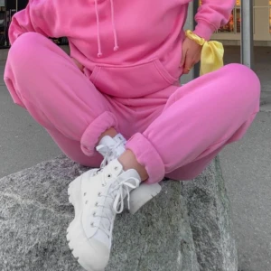 bikbok pink sweatpants!! - säljer mina rosa mjukisbrallor från bikbok då jag använt dom högst 2 gånger😍 jätte mysiga