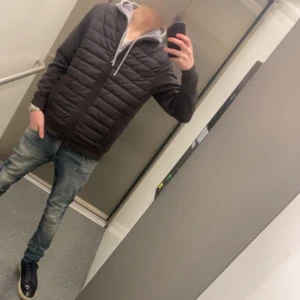 Cardigan - Säljer en svart cardigan med dragkedja. Jackan har en normal passform och är perfekt för kyligare dagar. Den har långa ärmar och en stilren design som funkar till det mesta. Perfekt för dig som vill hålla stilen enkel och snygg. Dm för fler bilder eller funderingar 🔥🍾