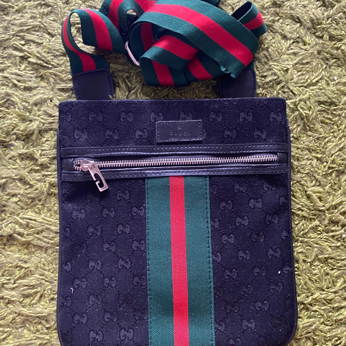 Svart axelväska med ränder