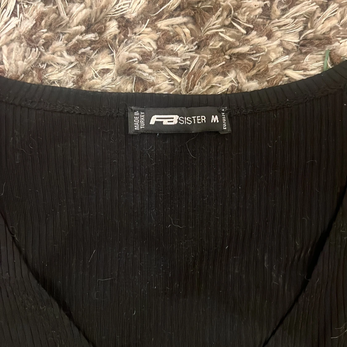 Svart tröja med v-ringning  - 2