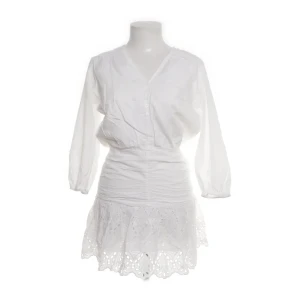 Vit klänning  - Säljer denna sjukt snygga vita klänningen från reserved. Klänningen har trekvartsärmar och volanger, så sjukt snygg till sommaren men var tyvärr för liten för mig.💕💕köpt för 550