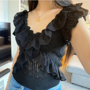 Svart topp med volangdetaljer - Söt topp från zara, använt 1-2 gånger och bra skick!😘