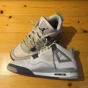 Air Jordan 4 midnight navy - Säljer mina använda Jordan 4s i storlek 44 som jag inte har på mig längre. De har inga tyliga defekter utan är bara lite smutsiga. Box följer med! Hör av dig vid frågor🙏
