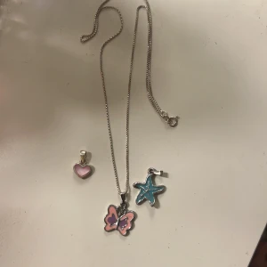 Gulligt smyckes sätt - Gulligt halsband med tre olika berlocker 