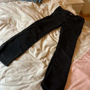 Svarta botcut jeans från monki - Snygga svarta jeans från monki med klassisk femficksdesign. De har en knapp och dragkedja framtill och är perfekta för en stilren look. Passar bra till både vardag och mer uppklädda tillfällen. ! Dem är botcut!