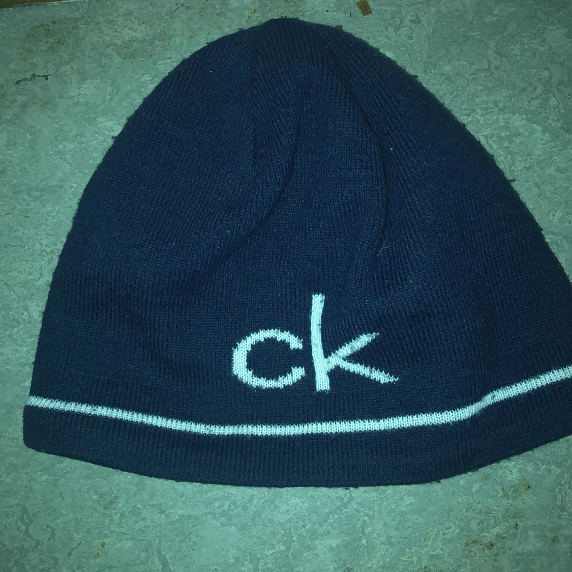 Mörkblå mössa med CK-logga