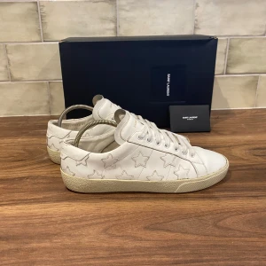 Saint Laurent Sneakers - Saint Laurent Skor | Skicket är 8/10 - Storlek 41 (passar 42 EU) Nypris: 6900 - Vårat Pris: 2199, Tveka inte vid att ställa frågor vid funderingar. Priset kan självklart diskuteras!