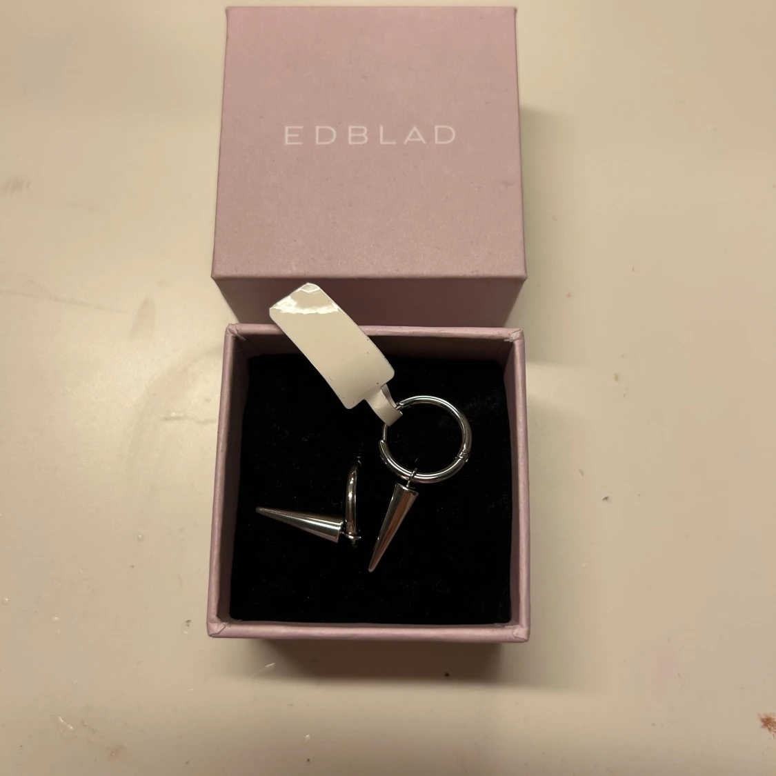 Silverfärgade örhängen från Edblad - 1