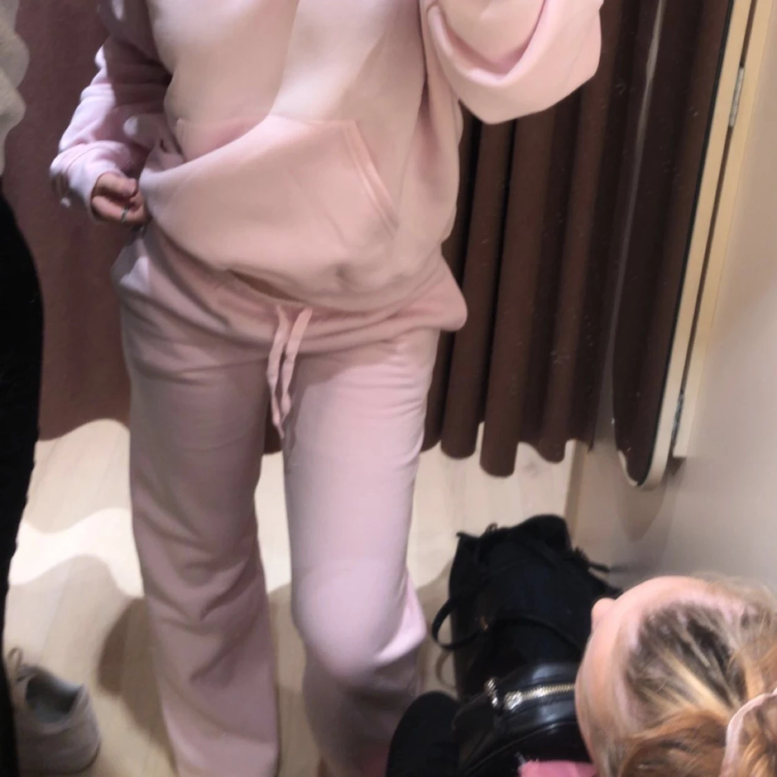 Rosa hoodie med mjukis byxor från Gina  - 1