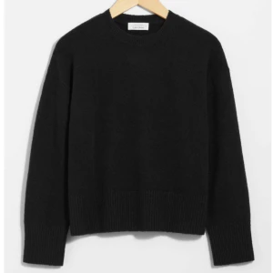 Svart stickad tröja från Other stories - Säljer denna fina tröja från Other stories då jag inte får någon användning av den! 