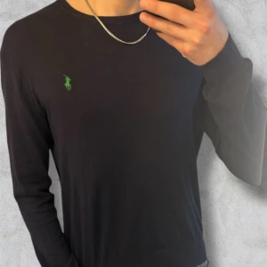 Marinblå Polo Ralph Lauren Tröja - Marinblå Polo Ralph Lauren tröja. Storlek L. Mycket fint skick. Postar alltid inom 24h och priset kan diskuteras vid en snabb affär!