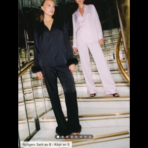 Pyjamas med päls - Supersöt pyjamas i två delar med päls nere vid fötterna och på armarna. Båda delarna är i stl xs. Köpta för 750 kr och är endast använda en gång. 