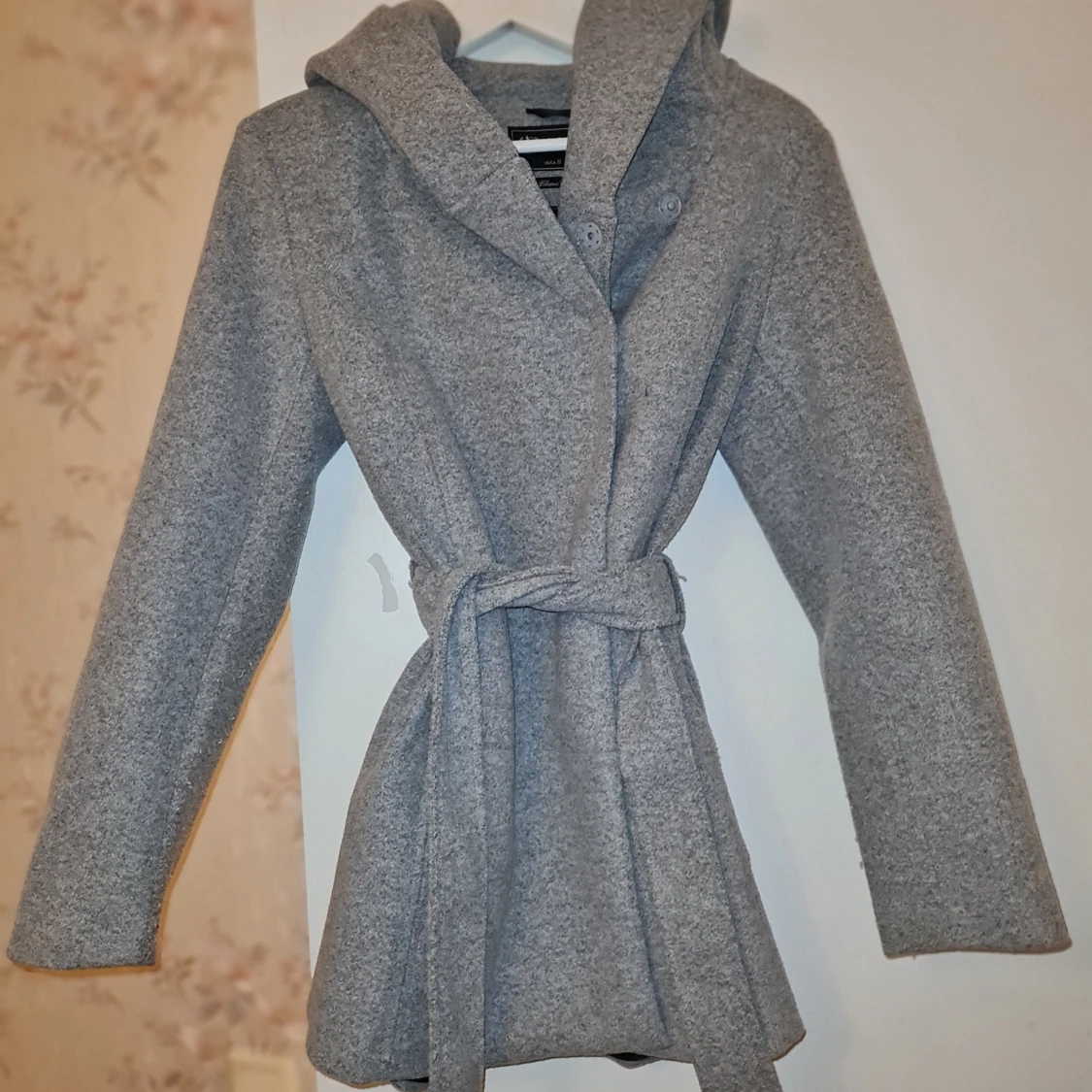 Grå kappa med luva  - 1