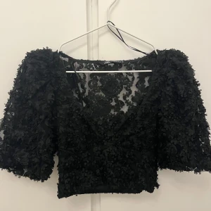 Svart topp från Zara - Snygg svart topp från Zara med lite blommigt mönster i S, skulle säga den är lite mer XS än S😍🙌💕