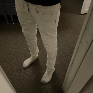 Vita jeans från Replay - Snygga vita jeans från Replay med en klassisk femficksdesign. De har en normal passform och är perfekta för en stilren look. Byxorna har en diskret Replay-logga vid fickan och är tillverkade i ett bekvämt material.