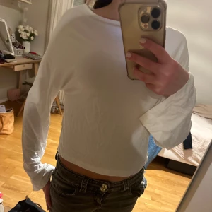 Vit långärmad topp - Säljer denna superfina Gina tricot tröjan pga att den aldrig kommer till användning 🥰tröjan är XS men jag skulle säga att den funkar på S också pga att den är lite pösigare ❤️