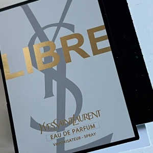 Libre Eau de Parfum från Yves Saint Laurent - Upptäck Yves Saint Laurent Libre Eau de Parfum, en ikonisk doft med noter av apelsinblomma, lavendel och vita mysk. Denna parfym fångar essensen av frihet och är perfekt för den som vill leva livet fullt ut. Kommer i en elegant förpackning med en stilren design. Sprayad en gång. Köp helst i en bundle