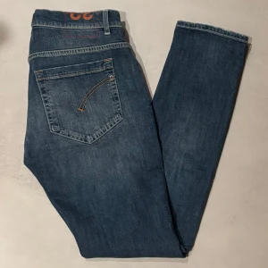 Dondup jeans George 32 NYSKICK! - Säljer nu ett par galet snygga Dondups med riktigt goa slitningar! | Modell:George | Storlek:W32 | Skick 10/10 (Helt nya) | Hör av dig vid frågor eller fler bilder! |