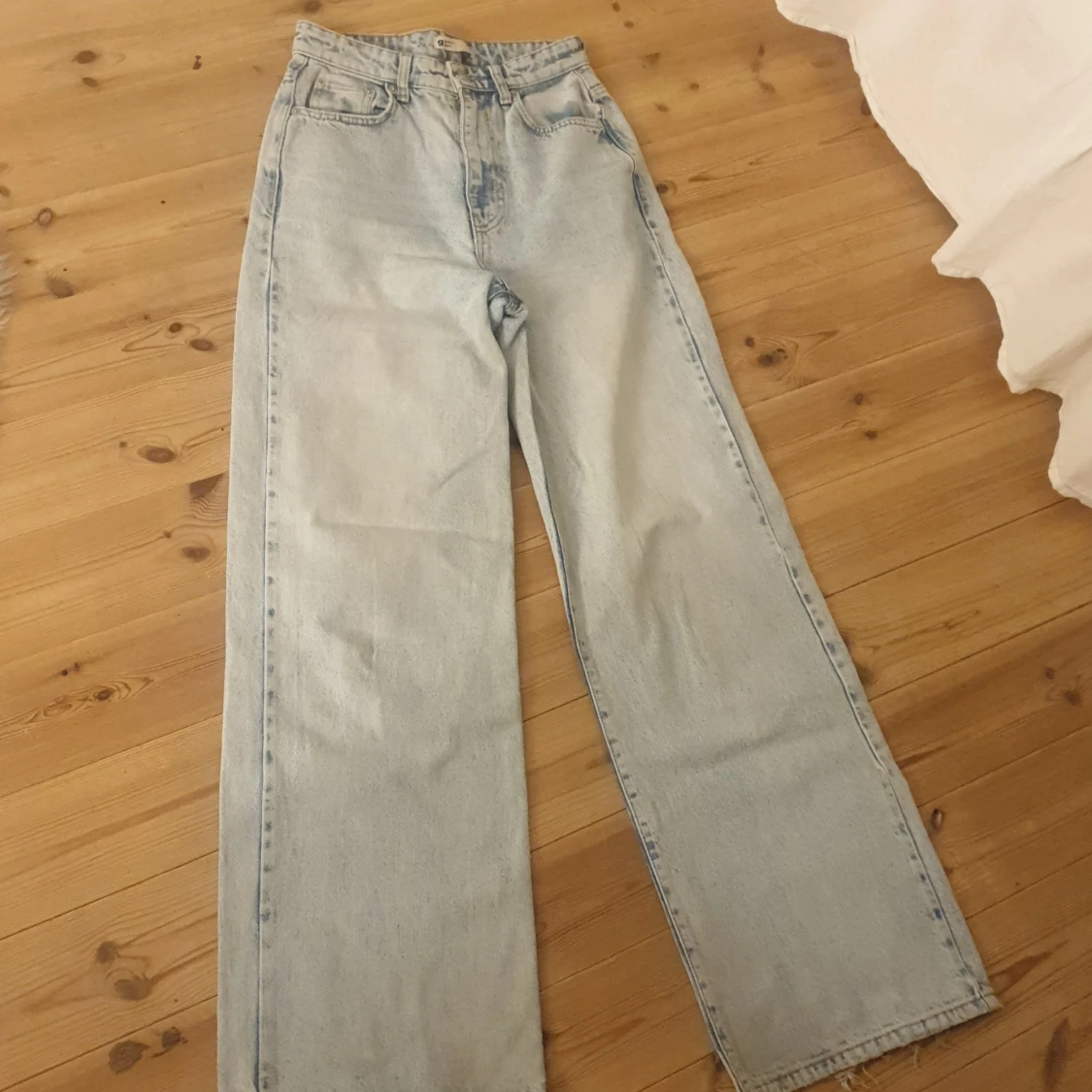 Ljusblå baggy jeans