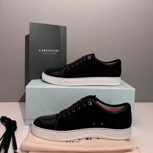 Lanvins  - Säljer ett par helt nya lanvins i storlek UK8 (EU42), cond 10/10 helt nya i box. Kommer med OG box, dustbags och extra snören!