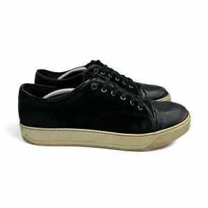 Lanvin cap toe svart - FRI FRAKT PÅ THEARCHIVE.SE | Vi säljer nu dessa svart Lanvin ”cap toe”  skorna som är i bra skick. Dessa är i storlek 44 och inget og tillkommer. Om du har några eventuella frågor gå gärna in på thearchive.se eller kontakta oss här på plick för att veta mer🌟