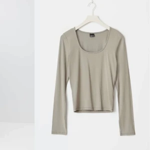 Grön topp från Gina - Säljer denna gamla virala tröjan från Gina i en fin grön färg. Tröjan är i xxs men passar xs-s. Knappt använd. Hör av er vid frågor