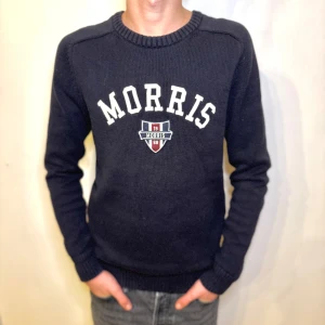 Marinblå Morris Stickad tröja 100% bomull - En tvärfet marinblå stickad tröja från Morris | Sparsamt använd, skulle säga som nyskick, skick 9,5/10 | strl XS, 42cm axelbredd, 67cm full längd, 61cm axelbredd, måtten är tagna med plagget platt på golvet, obs måtten kan variera beroende på hur man mäter, så dessa mått är inte helt exakta! | vi postar alltid inom 24 timmar efter köp | skriv om du har några funderingar eller vill ha fler bilder // HLselling