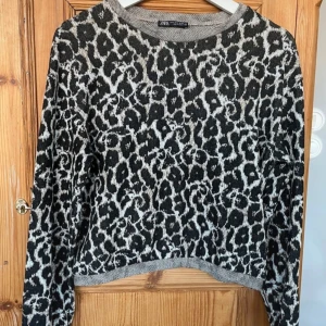 Leopard tröja - Jättesnygg leopard tröja från zara! Köpte på vinted men har själv bara använt en gång. Bra skick!