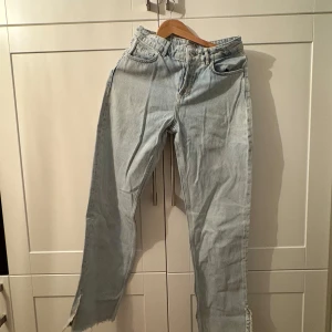 Zara jeans - Zara jeans i ljus blå. Bak fickorna är i sån sliten stil. Bootcut