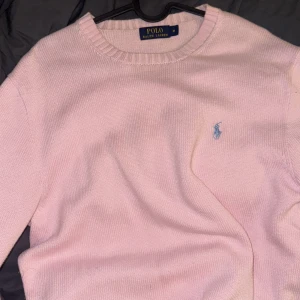 Rosa stickad tröja från Ralph Lauren - Säljer en gulliga rosa stickad tröja från Ralph Lauren i storlek M✨ Mycket bra skick!