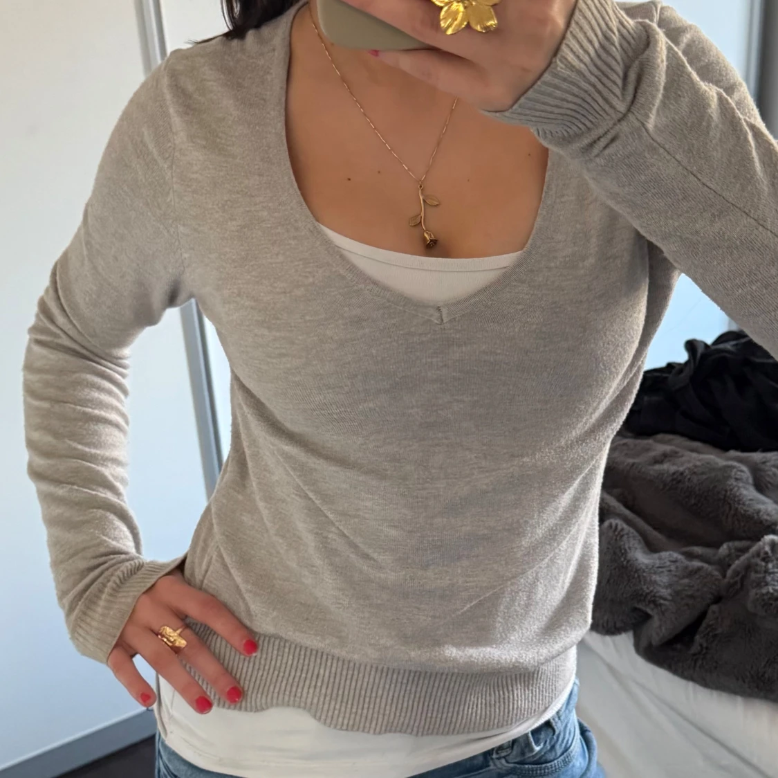 Grå v-ringad tröja - 1