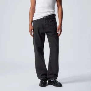 Grå jeans - Snygga grå jeansbyxor från Weekday med en relaxed passform. Byxorna har en klassisk femficksdesign och är tillverkade i en bomullsblandning. Perfekta för en avslappnad stil. Helt nya med lappen kvar! Färgen är som på bild 2-5. Modell Space. Nypris 600kr.