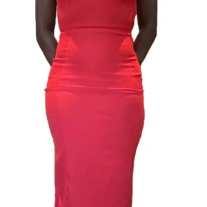 Röd tight klänning - Snygg röd klänning med tight passform och öppen rygg. Klänningen har en slits baktill och är ärmlös, vilket ger en elegant look. Perfekt för en kväll ute eller en speciell tillställning.
