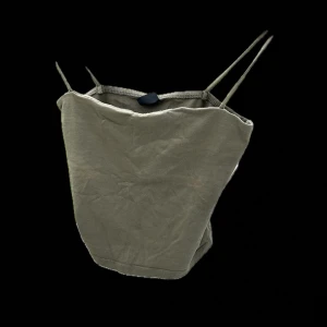 Grön  linnetopp från Gina Tricot - Säljer en stilren grön linnetopp från Gina Tricot. Toppen har smala axelband och är perfekt för varma dagar. Enkel och snygg design som passar till det mesta. Perfekt för att skapa en avslappnad look.