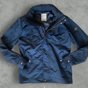 J.Lindeberg Fieldjacket - Säljer denna sjukt feta j.Lindeberg jackan i storlek L. Inga defekter, Pris 1300 eller kom med bud! BVSA💰💰💰