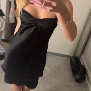 Zara klänning - Svart sidenklänning från zara, använd 2 ggr. Funkar till vardags och till finare tillfällen