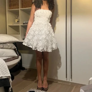 Showpo klänning INTRESSEKOLL - Säljer denna klänning! Som skulle vara helt perfekt till studenten! Klänning är i super bra skick och är ifrån showpo. (Lånad bild) 
