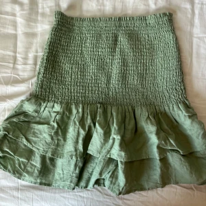 Grön kjol med volang från mango - Snygg grön kjol från Mango med volanger!! Sitter såå fint på! Använd 1 gång, nypris 300kr