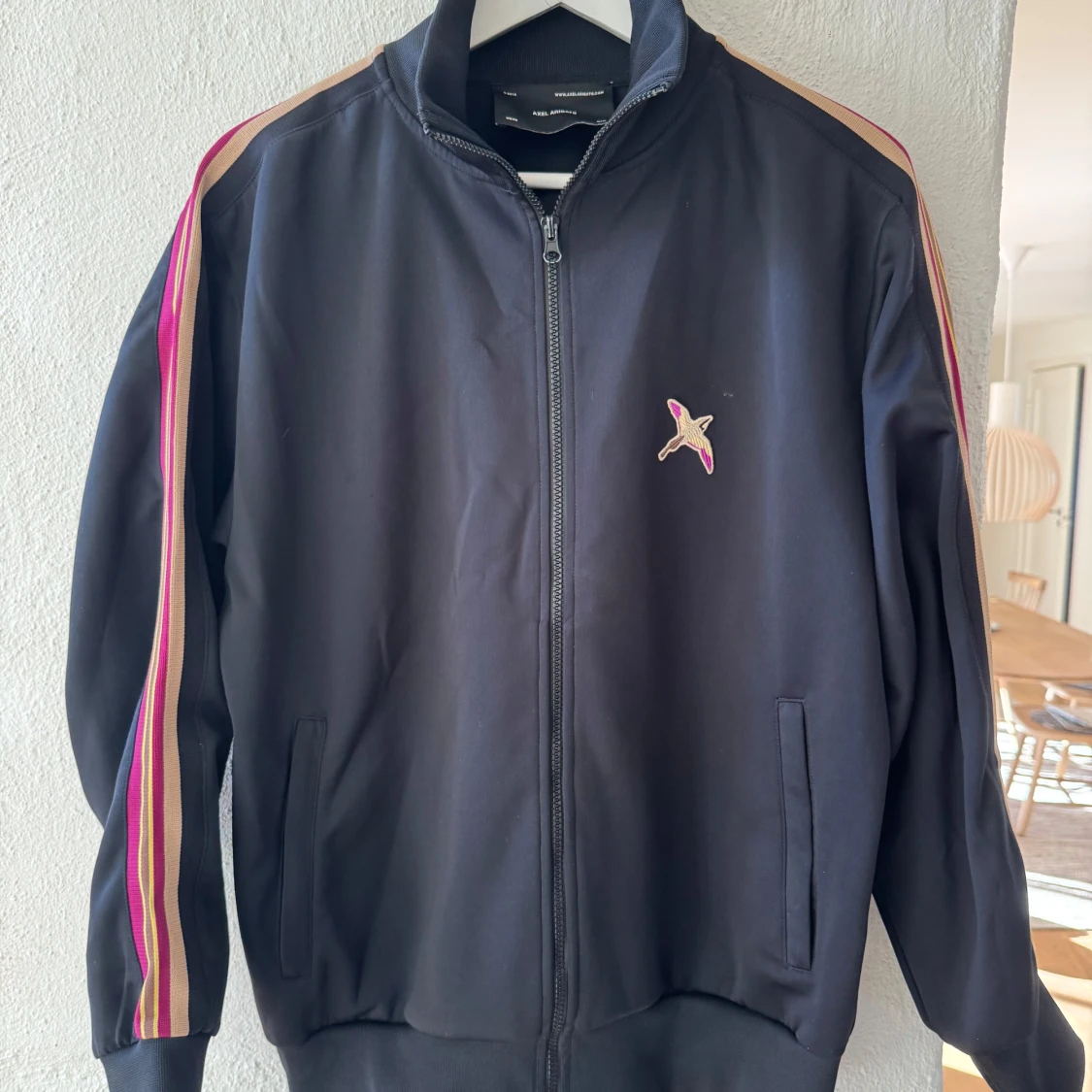 Svart track jacket med ränder