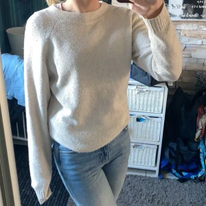 Beige stickad tröja - Säljer en mysig beige stickad tröja med rund hals och långa ärmar. Nopprig men fin!