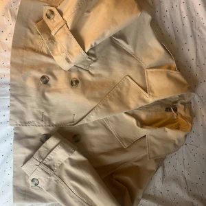 Beige trenchcoat - Snygg beige trenchcoat (lånad bild från förra ägaren) Perfekt för vår och höst💗Bra skick o köpte för 400