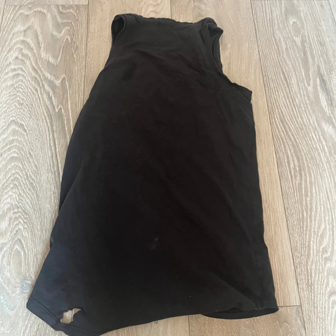 Svart ärmlös topp med tryck - 1