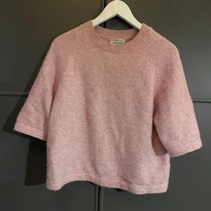 Rosa stickad tröja  - Mysig trekvarysärmad rosa stickad tröja från & other stories.