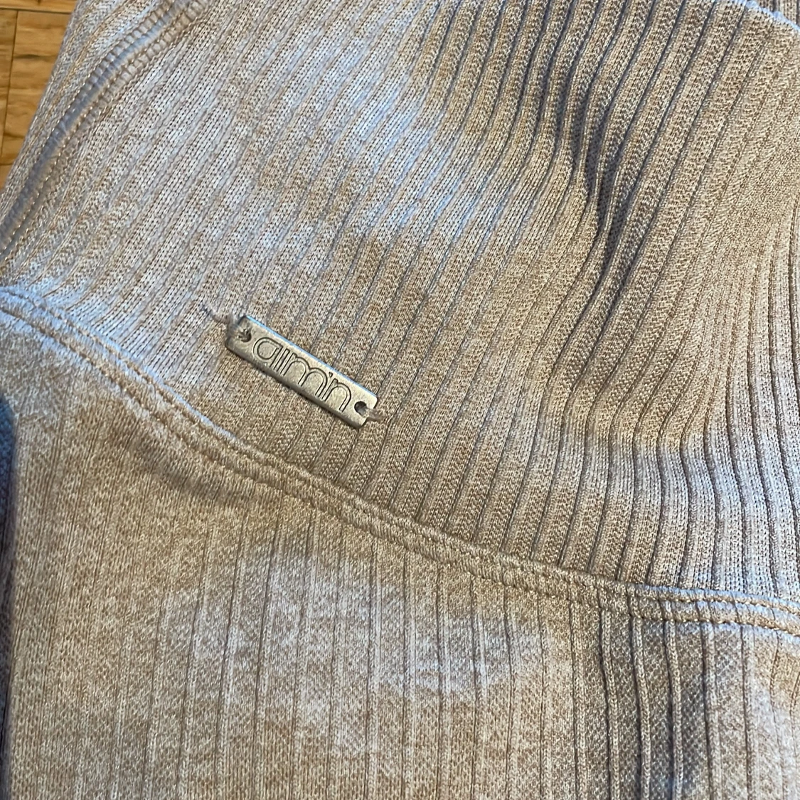 Beige ribbad croppad tröja+tights från  Aim'n - 2