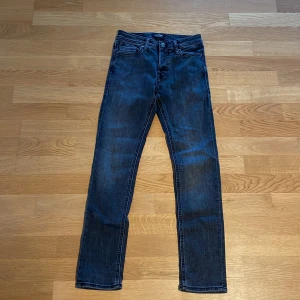Mörkblå jeans från Jack & Jones - Snygga mörkblå jeans från Jack & Jones i modellen Slim/Glenn. De har en slim passform och klassisk femficksdesign. Perfekta för en stilren look.