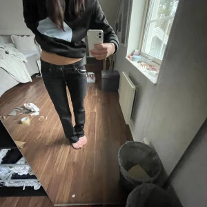 Lågmidjade jeans - Snygga svarta jeans med låg midja i storlek 35 men passar även 34 och 36, priset går att diskuteras❤️