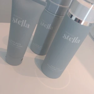 Hudvårdsprodukter från Stella - Säljer ett set med hudvårdsprodukter från Rebecca Stella. Inkluderar en ansiktsmask, en toner och en rengöring. Alla produkter kommer i stilrena Blå förpackningar med vit text. Perfekt för en uppfriskande hudvårdsrutin. Nytt!