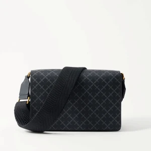 Svart axelväska med rutigt mönster - Snygg svart axelväska från Malene Birger med ett elegant rutigt mönster. Väskan har en bred axelrem och guldfärgade detaljer. Insidan är i en kontrasterande beige färg och stängs med en knapp. Perfekt för att ge din outfit en stilren touch. (Nypris ca 3 000kr)