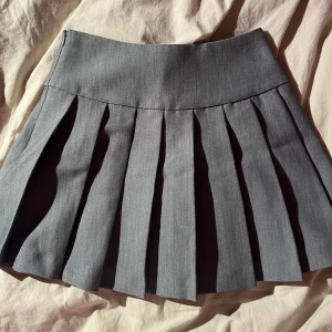 Plisserad kjol - Såå fin plisserad kjol från Gina Tricot, aldrig använd då den är lite för liten för mig. Helt i nyskick och så söt!