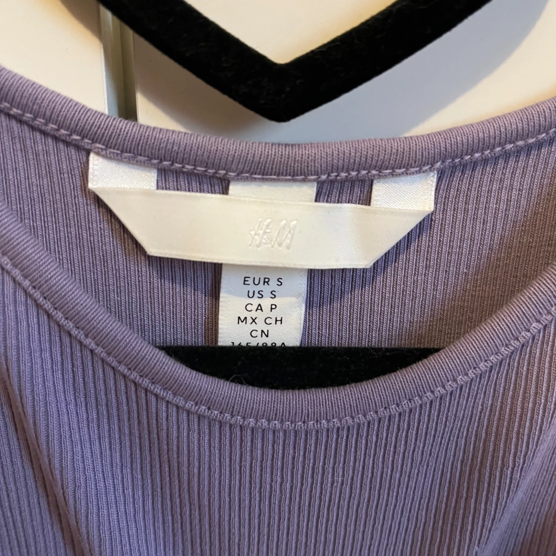 Lila ribbad linnetopp från H&M - 2